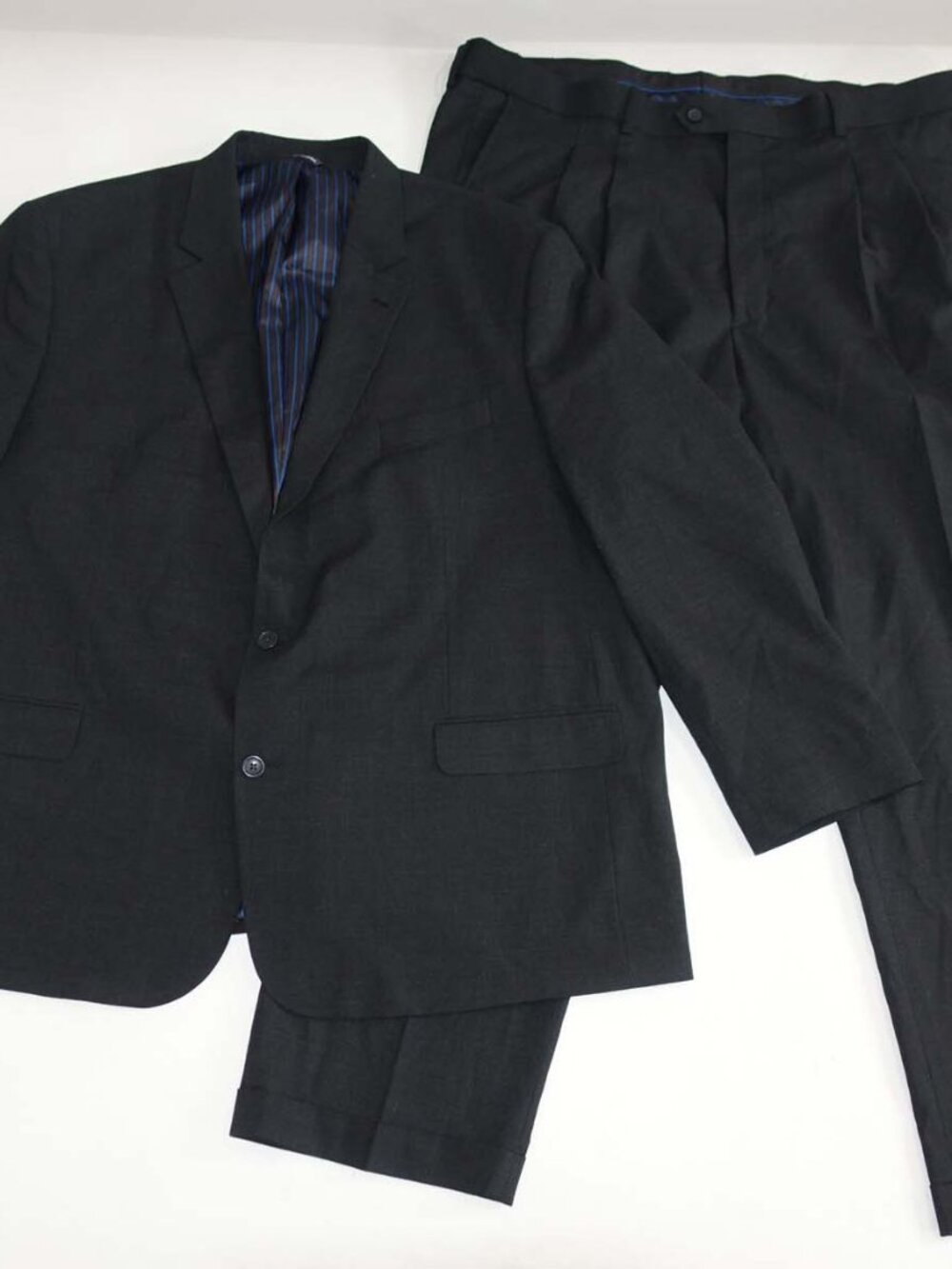 GS Men's 2 Button Suit Size 54 Regular 48 x 32 Charcoal Gray Wool Blend 54R